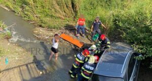 O șoferiță a plonjat cu mașina în râul Tohănița (FOTO)
