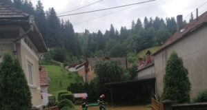 VIDEO Prăpăd la Poiana Mărului. Aluviunile aduse de pe versanți au blocat drumul