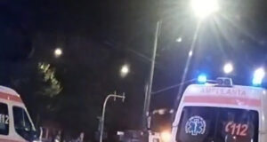 O ambulanță s-a răsturnat pe o stradă din Brașov. Sunt 3 victime (FOTO)
