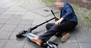 Tânăr căzut de pe trotinetă, accident în sensul giratoriu de pe Toamnei, mașină avariată la ”trei alimentare”