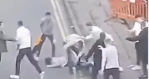 EXCLUSIV! Bătaie golănească pe o stradă din Săcele. Intervin Poliția și Jandarmeria