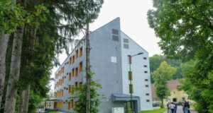 Conducerea primăriei a prezentat noul cămin pentru persoanele fără adăpost. La căminul din Noua, oare au făcut curat? (FOTO)