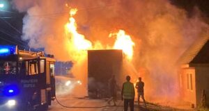 Incendiu puternic pe DN13. Semiremorca unui autocamion a ars ca o torță (FOTO)