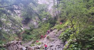O femeie de 56 de ani a căzut de la 40 de metri