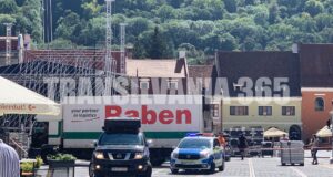 Accident în Piața Sfatului. Unui tânăr i-a căzut o schelă în cap (FOTO)