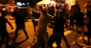 Bătaie între adolescenți la Făgăraș. Scandalul din club s-a mutat în fața primăriei