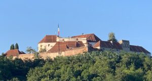 Între Brașov și Sighișoara pot fi vizitate cele mai multe cetăți și biserici fortificate din perioada medievală