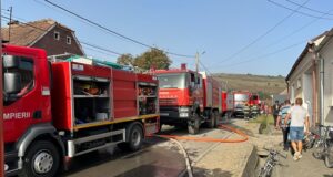 Incendiu puternic la o locuință din Ghimbav, județul Brașov: zeci de persoane s-au autoevacuat