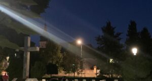 FOTO. Paranghelie cu miros de grătare pe locul unui fost cimitir, lângă mormintele martirilor brașoveni!