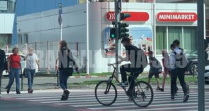 Cum traversează unii brașoveni trecerea de pietoni: pe bicicletă și cu ochii pe telefon (FOTO)
