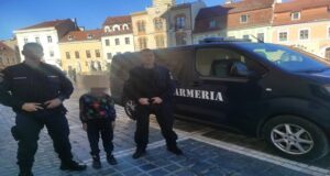 Excursie cu peripeții pentru un băiat de 7 ani care s-a rătăcit în Piața Sfatului