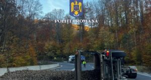Sfeclă împrăștiată pe șosea! Un camion s-a răsturnat pe DN13 (FOTO)