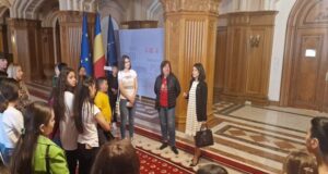 Elevii de la Școala Gimnazială Cața, în vizită la Parlament. Deputatul Ana Predescu le-a fost ghid