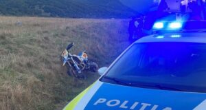 La doar 19 ani le-a făcut pe toate: beat, drogat și fără permis s-a urcat pe o motocicletă neînmatriculată și a provocat un accident în Hărman