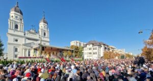 FOTO. Peste 225.000 de oameni au trecut pe la racla cu moaștele Sfintei Parascheva din Iași. La rând așteaptă 60.000 de persoane