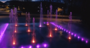 Fântână arteziană modernă cu jocuri de lumini la Făgăraș