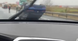 Accident pe A1! Mașini căzute de pe un trailer (VIDEO)