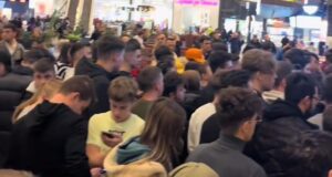 Sute de tineri au luat ieri cu asalt McDonald’s pentru a primi un burger la 10 lei(VIDEO)