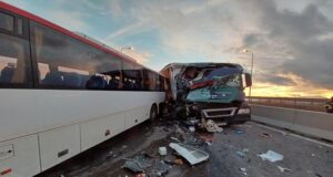 Trafic blocat pe Ocolitoarea Brașovului. Impact puternic între un autocamion, un autobuz și un autoturism