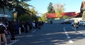 Sute de studenți stau la coadă pentru decontarea abonamentelor de transport (FOTO)