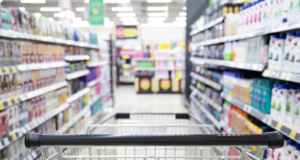 Protecția Consumatorilor Brașov a găsit numeroase nereguli la magazinele Auchan și Penny