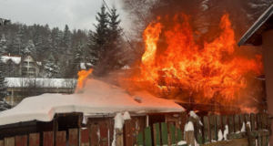Incendiu izbucnit la o casa din localitatea Predeal (FOTO)