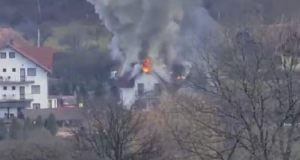 Incendiu la acoperișul unei pensiuni din localitatea Moieciu de Jos (FOTO și VIDEO)