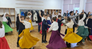 Elegantul dans de salon Romana, interpretat de elevii Școlii Gimnaziale nr. 6, la Muzeul „Casa Mureșenilor”