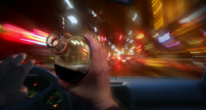 Un șofer i-a furat mașina prietenului și a condus-o în stare de ebrietate. A fost oprit abia după ce un alt participant la trafic a sunat la 112