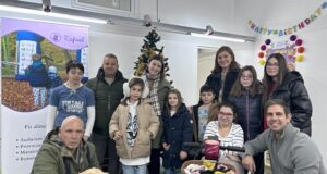 Câțiva copii brașoveni au donat banii strânși la colindat pentru persoanele cu dizabilități