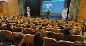 Lecții rutiere ținute, în licee din Brașov, de un campion național la raliu