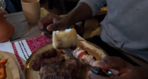 Într-un tur culinar românesc, doi vloggeri au încercat restaurantele din Brașov