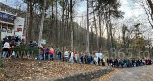 Nebunie! Sute de oameni așteaptă la rând ca să urce cu telecabina pe Tâmpa (FOTO)