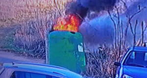 Un container a ars ca o torță după ce un minor a aruncat „la distracție” o petardă. A fost nevoie de intervenția pompierilor (VIDEO)