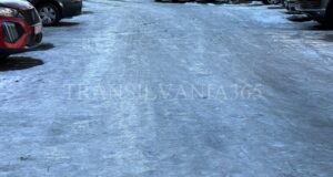 În loc să împrăștie materiale antiderapante pe trotuare, administrația USR împarte ziare electorale prin cutiile poștale din Brașov