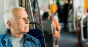 Crește numărul seniorilor din Brașov care vor putea circula gratuit cu mijloacele de transport în comun