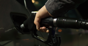 Petrolul se ieftineşte în toată lumea, dar preţurile la pompă din România rămân neschimbate. De la 1 ianuarie cresc și accizele
