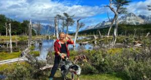 O tănără din Brașov face înconjurul lumii ca nomad digital, alături de cățelul ei (FOTO)