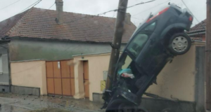 Cascadorie la Beclean! Cum s-a răsturnat o mașină (FOTO)