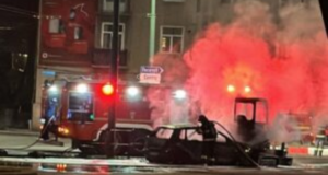 Ieri seară, în urma impactului cu un buldozer, un autoturism a ars în totalitate (FOTO)