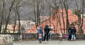 EXCLUSIV. Tineri prinși cu „iarbă” pe acoperișul unei clădiri abandonate din Brașov (FOTO, VIDEO)
