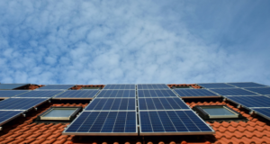 Fan Courier își pune panouri fotovoltaice pe acoperișul sediului din Brașov