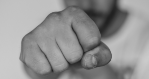 Un profesor şi o profesoară de la o şcoală din judeţul Prahova s-au luat la bătaie în incinta unităţii de învăţământ