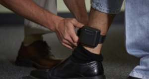 Bărbat arestat după ce a distrus ”brățara” prin care era monitorizat de polițiști. A încălcat și ordinul de protecție