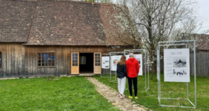 Casa Regelui Charles III din Viscri se redeschide pentru vizitare cu o nouă expoziție a fotografului britanic Barry Lewis