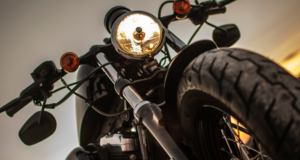 La ceas de seară, în Răcădău, două persoane împingeau sporadnic de o motocicletă cu motorul oprit, pe care au furat-o