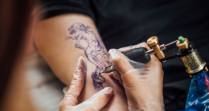 Saloanele nu au dreptul să tatueze persoane sub 18 ani şi nici să facă piercinguri minorilor