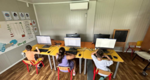 Două instituții de învățământ din județul Brașov vor primi 30 de calculatoare, prin proiectul Dăm Click pe România