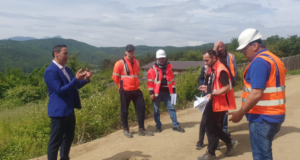 Se lucrează la reabilitarea drumului judeţean 106B Vulcan (DJ 112A) – Holbav, în lungime de 6,5 km (FOTO)