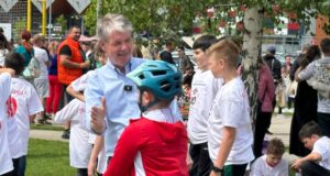 Aniversare în „Brașovul nou”: 10 ani de educație și performanță pentru „Echipa ta de suflet”!